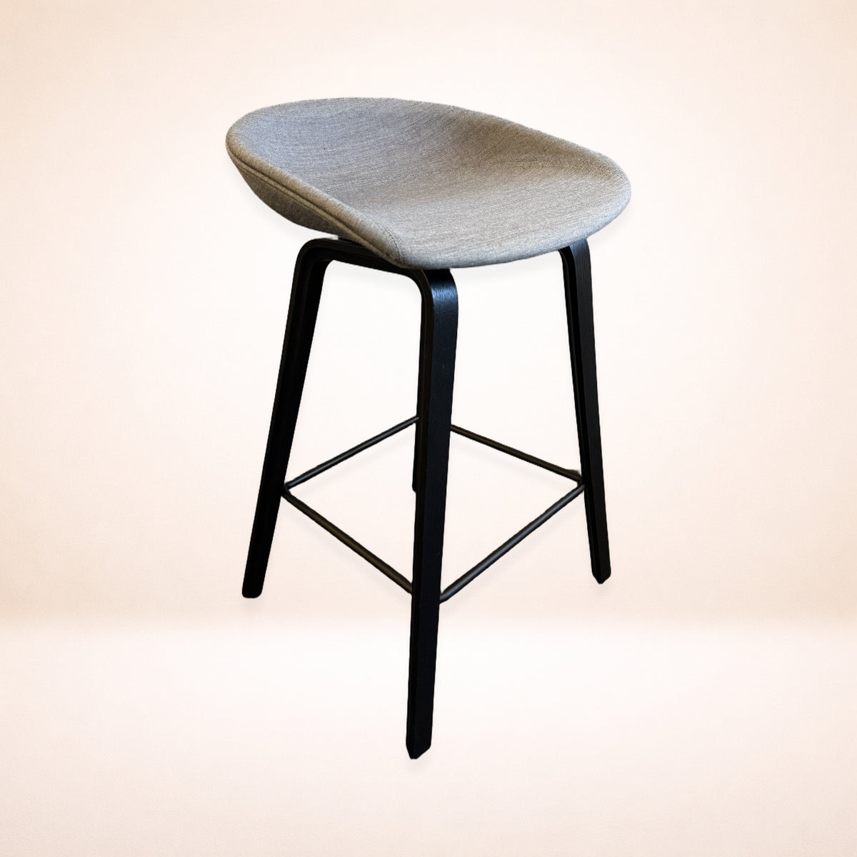 Barstol HAY About a Stool i grått tyg med svarta ben, snett framifrån