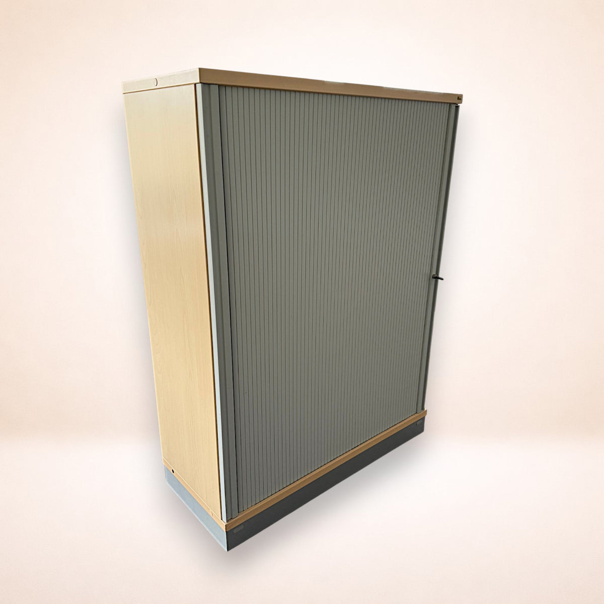 Förvaringsskåp Kinnarps, vinklad vy stängt