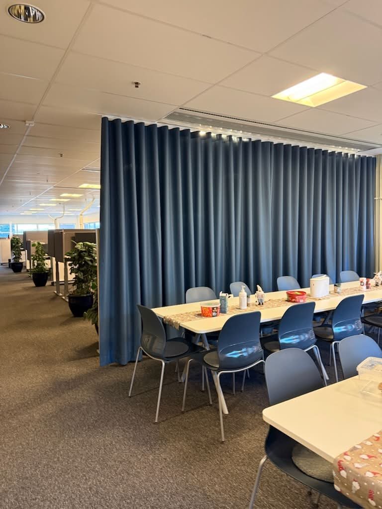 Draperi som rumsavdelare i matsal