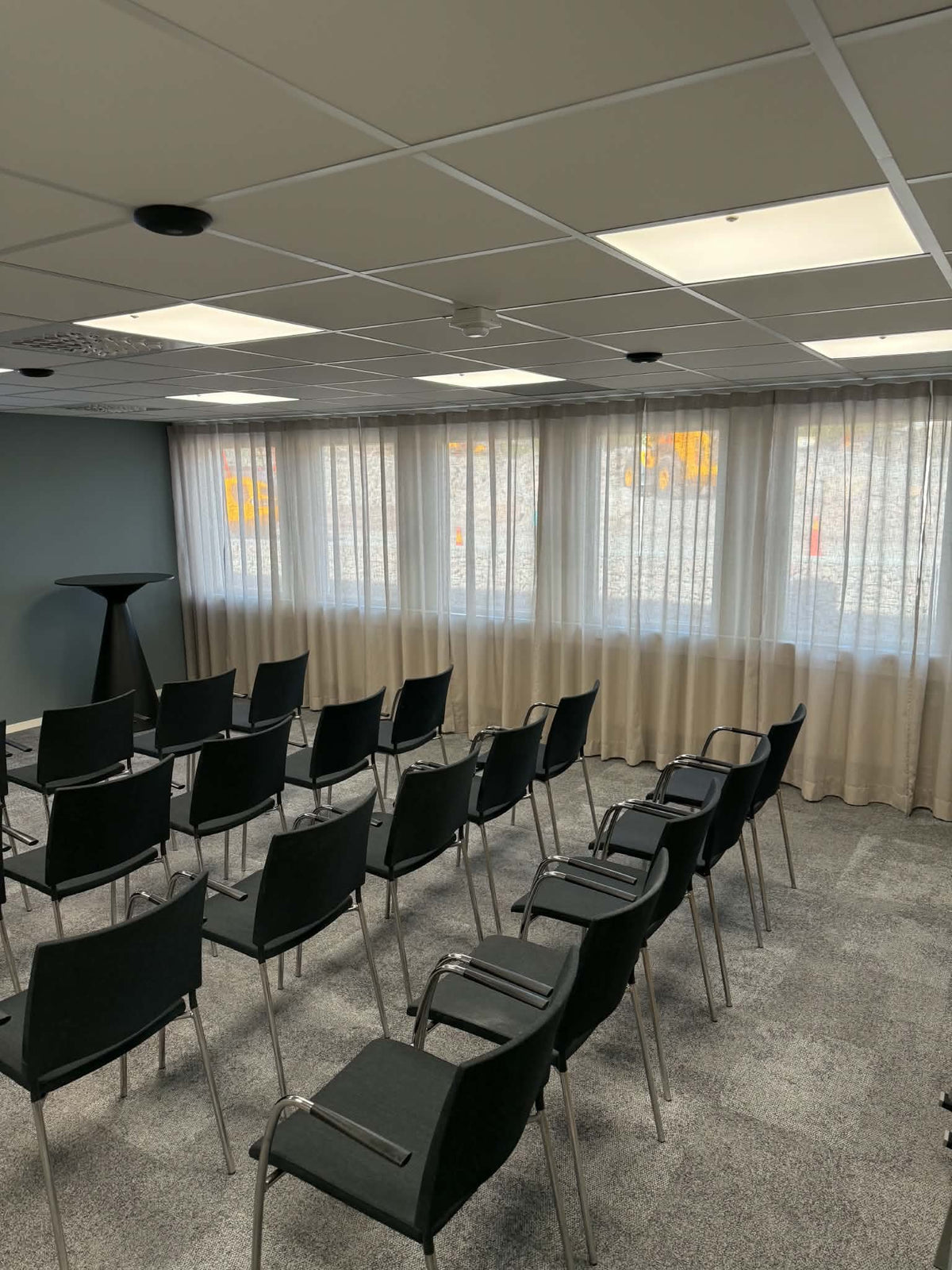 Gardiner i konferenslokal