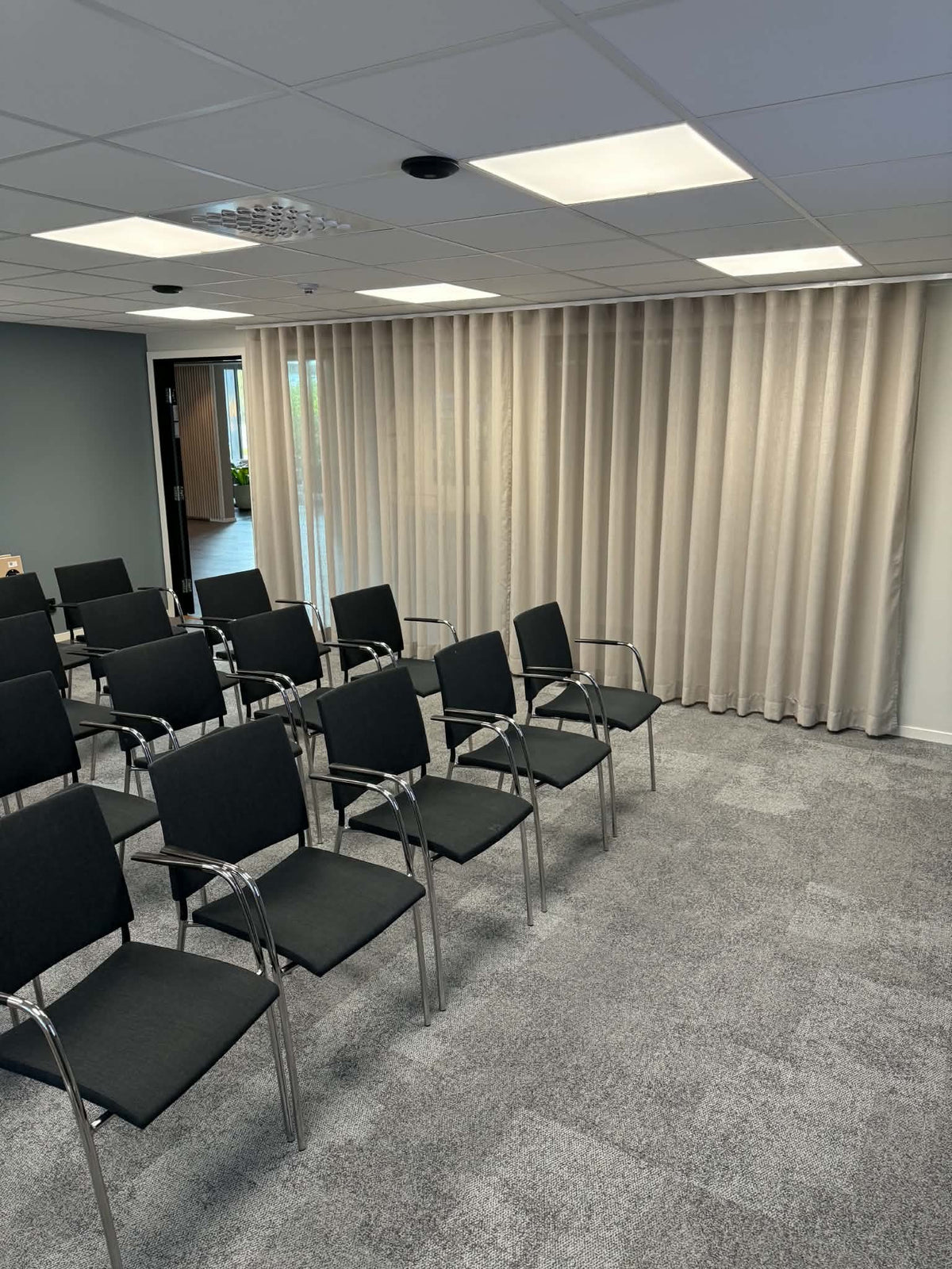 Draperier i konferensrum