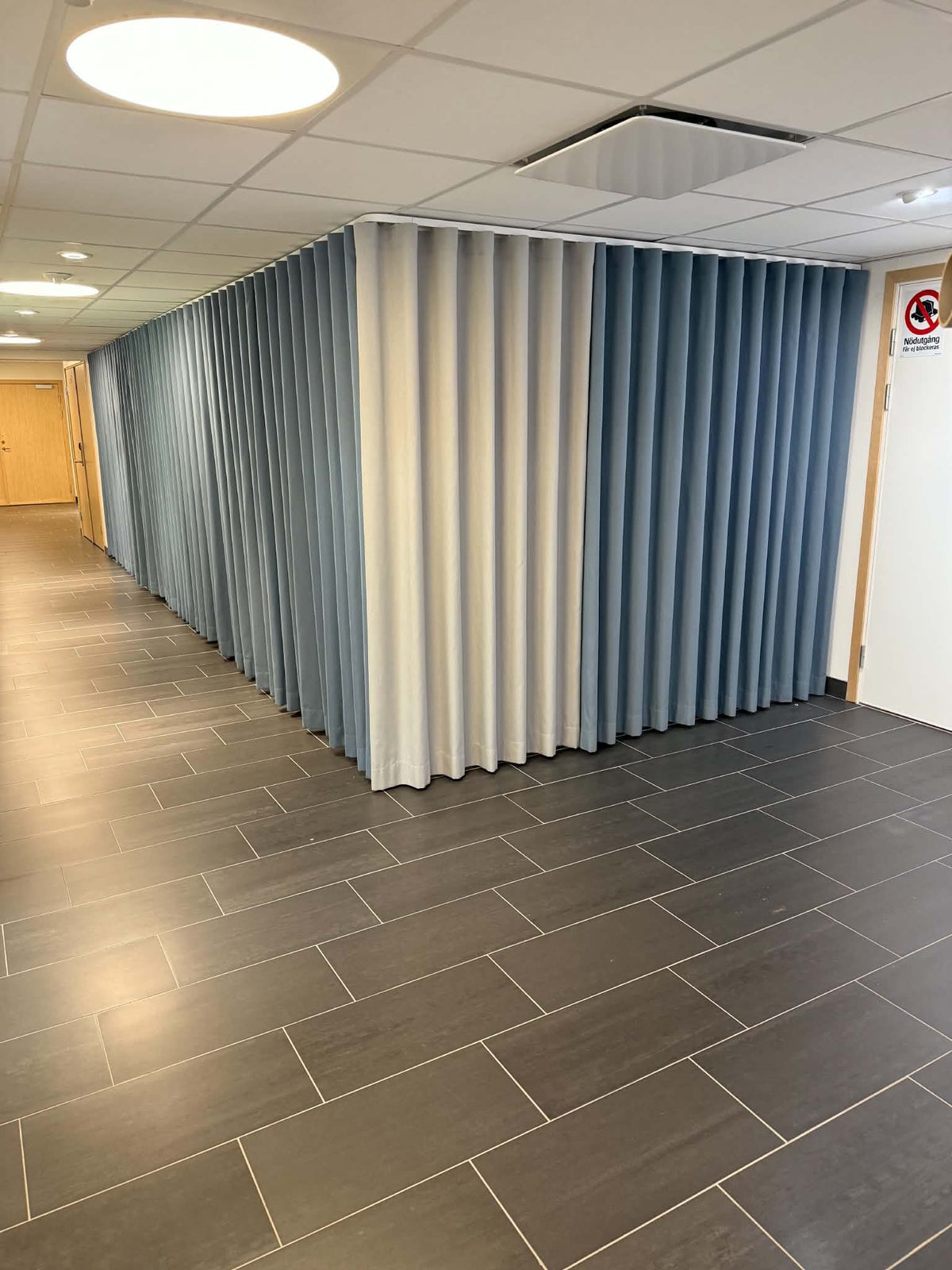 Draperier som avskiljning i korridor