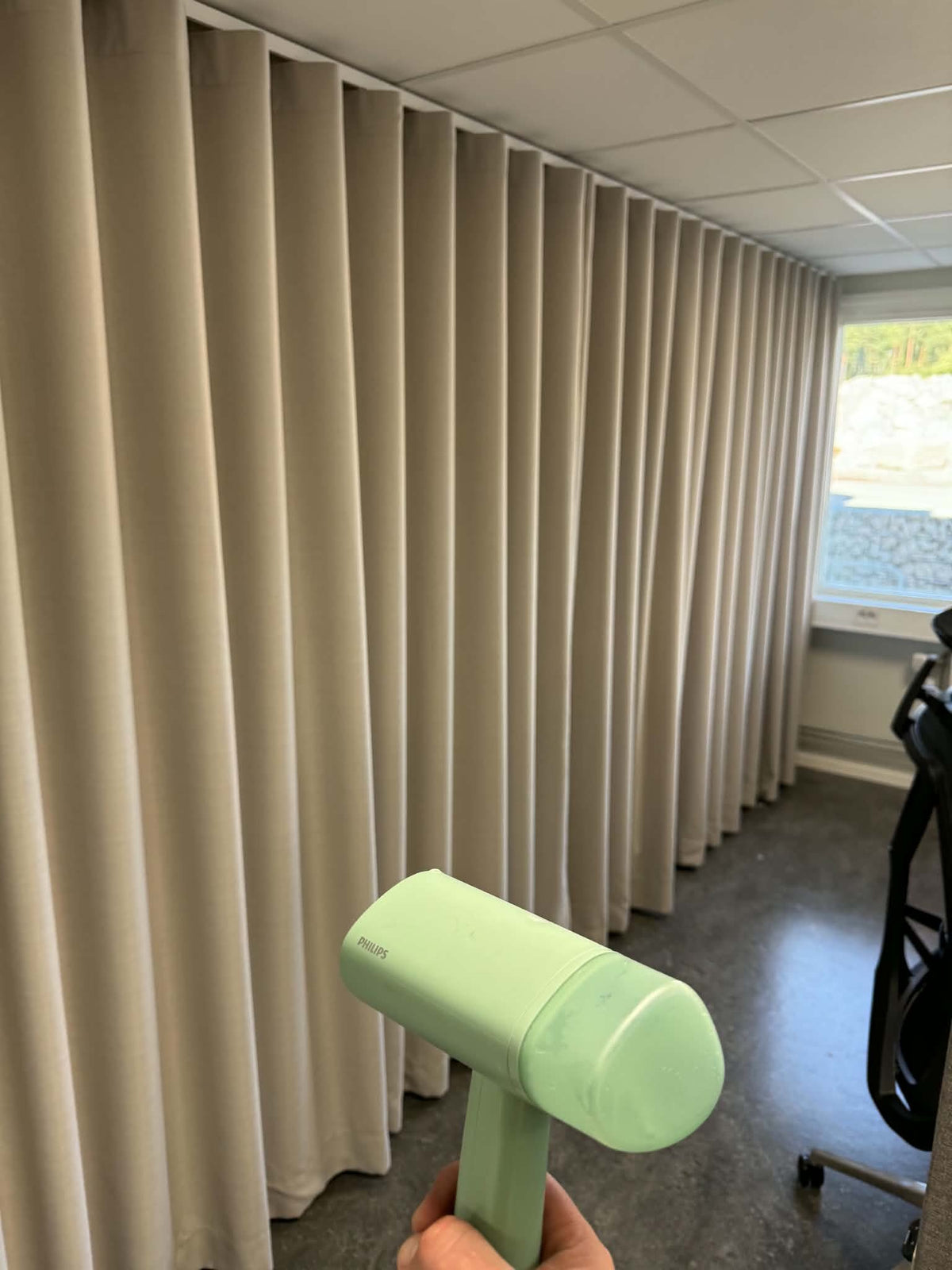 Draperi monterat och ångat på plats