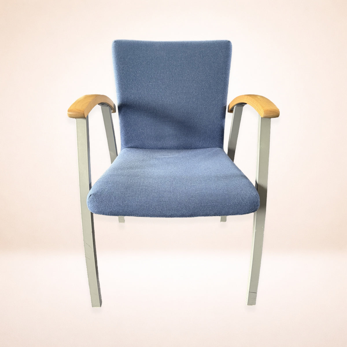 Konferensstol Arcus, blått tyg, träarmstöd